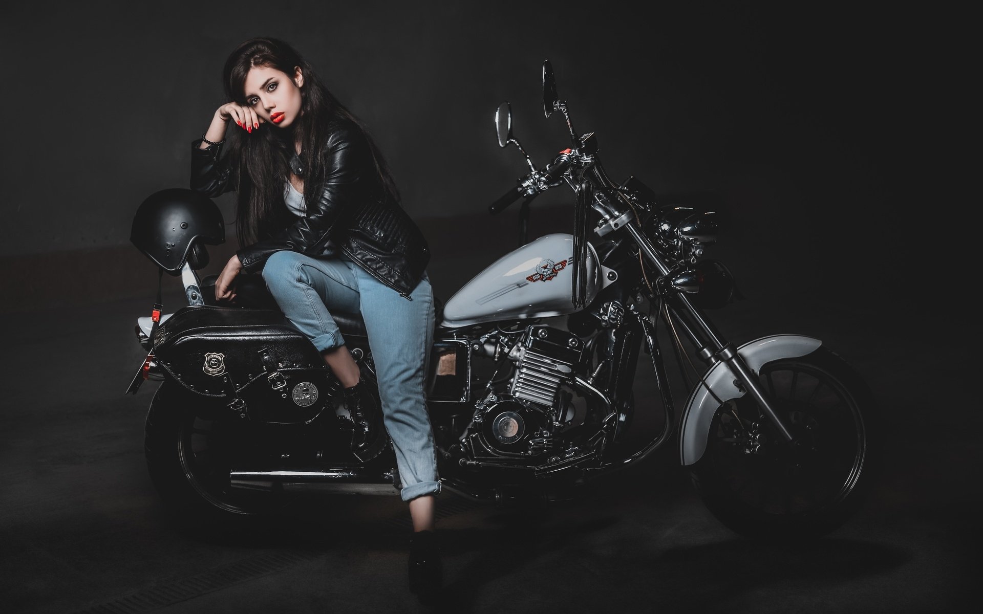 Biker girls: style and drive in Sappopan