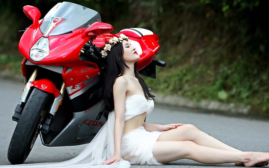 Beautiful girls and motorcycles in Sappopan