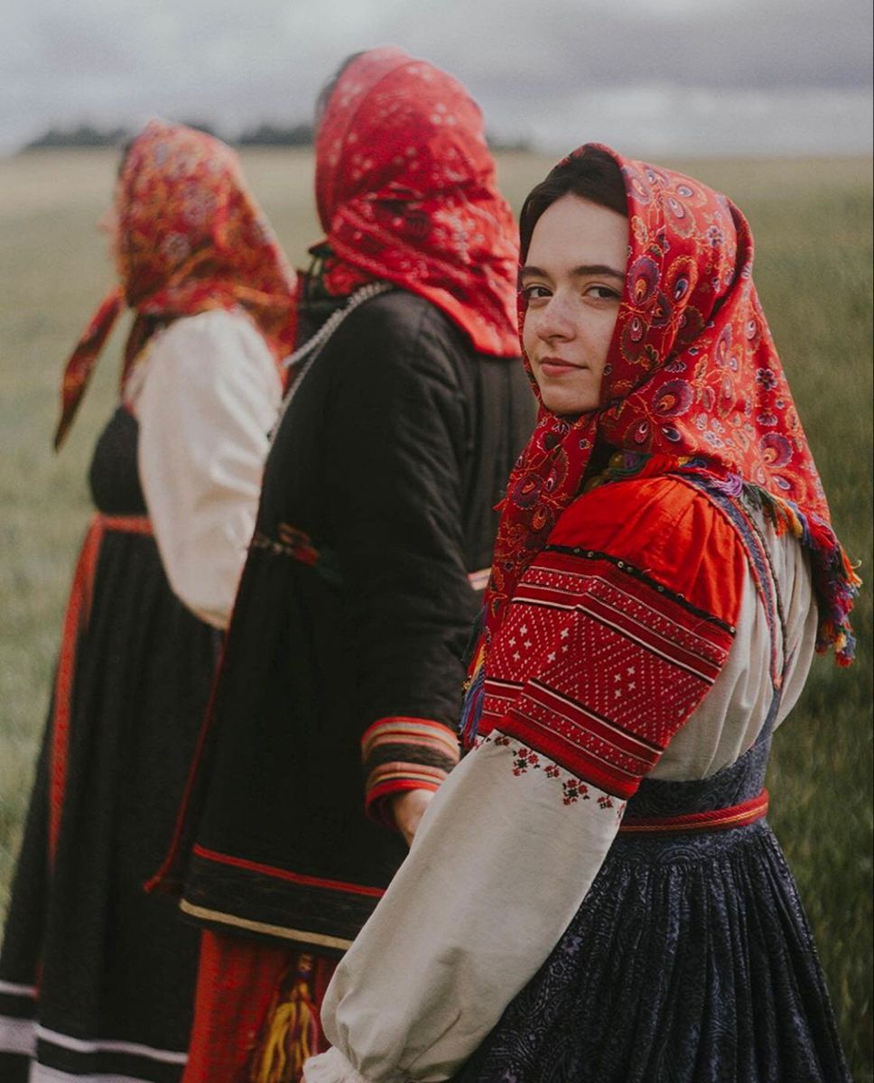 Women in Slavic costumes’s look of the day — catch her live in Sappopan
