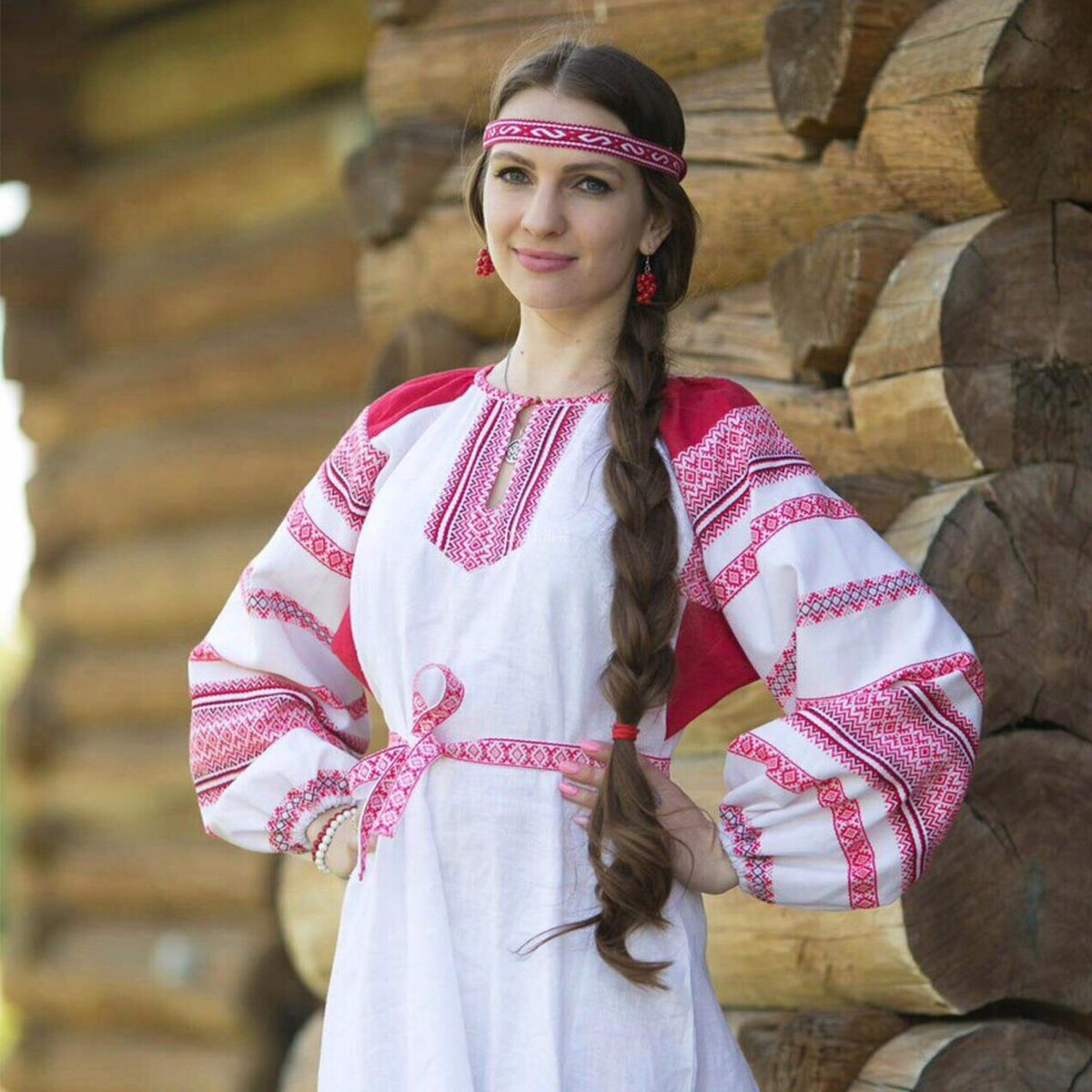 Girls in Slavic costumes brings the glow — live moments in Sappopan