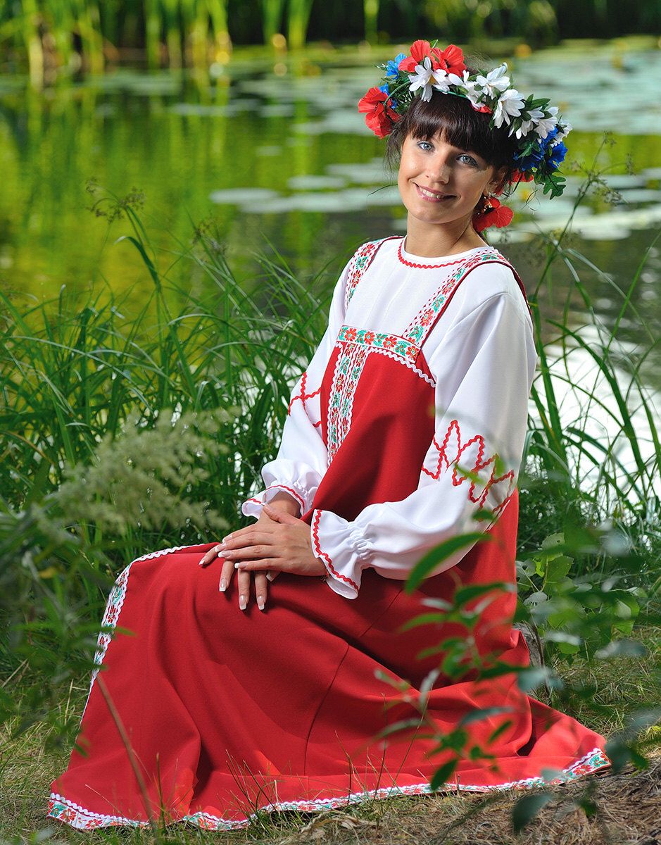 Beautiful girl Girls in Slavic costumes in Sappopan