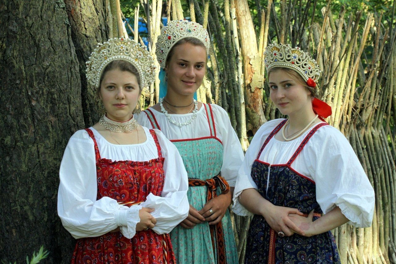 Sexy model Girls in Slavic costumes in Sappopan
